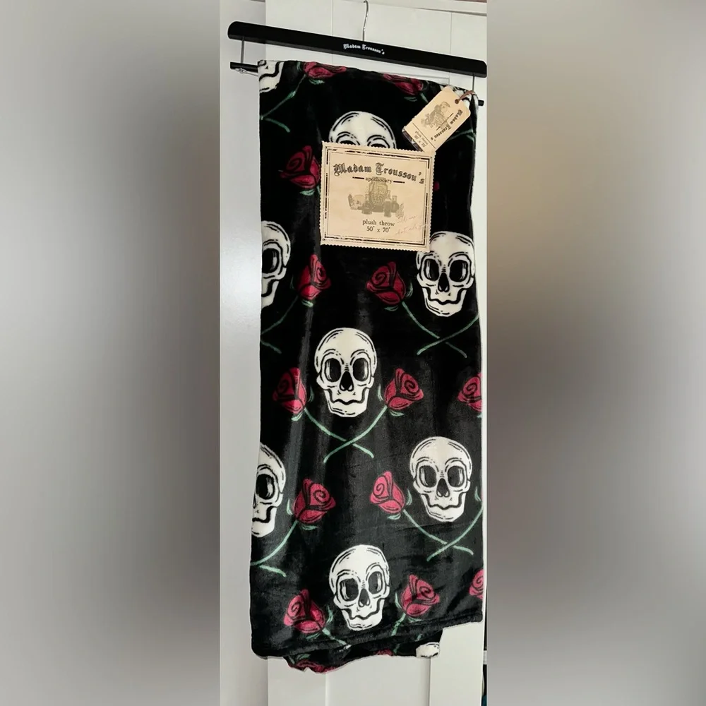NWT Madam Trousseau’s Apothecary Skull & Roses Plush Blanket